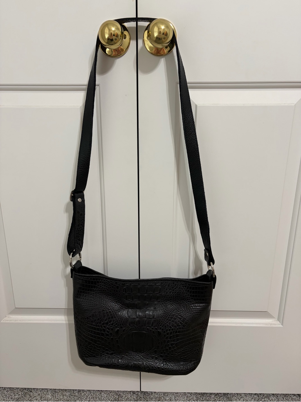 Moonstruck Leather Classic Black Croc-Embossed Shoulder Bucket Purse